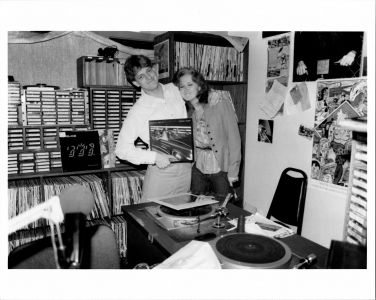 Bonnie Raitt with Jed The Fish in the studio, cir. 1982